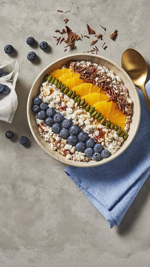 Breakfast Bowl mit Quinoa und Hüttenkäse